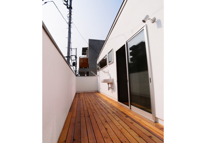 道から洗濯物の見えないバルコニー