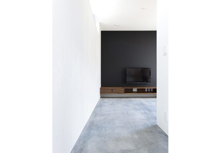 玄関土間から続くリビングスペース