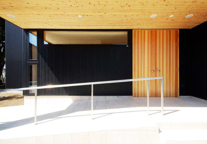 黒と杉板のコントラストがアクセントの玄関