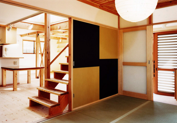 玄関と居間食事室の両方から出入りできるタタミの間