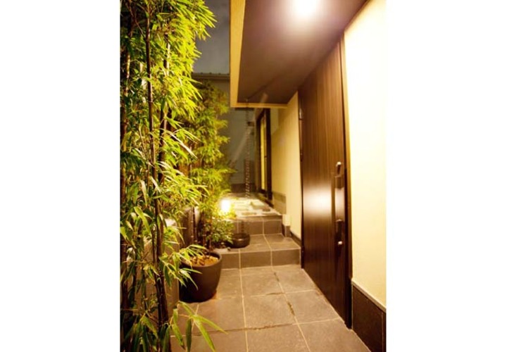 玄関へと続く、露地風のアプローチ。照明計画にもこだわりました。