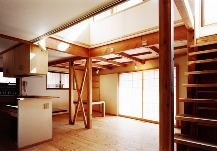 筋交いをアクセントとしてそのまま見せた居間食事室