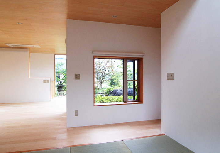 窓ごとに違った庭が見える：既存の庭（庭１）をみる