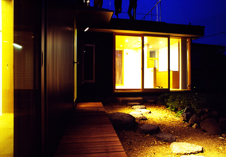 夜景：リビングスペースの屋根はデッキになっている