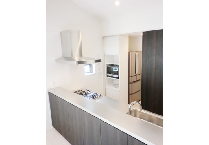 スキップフロアに設けた機能的なオープンキッチン