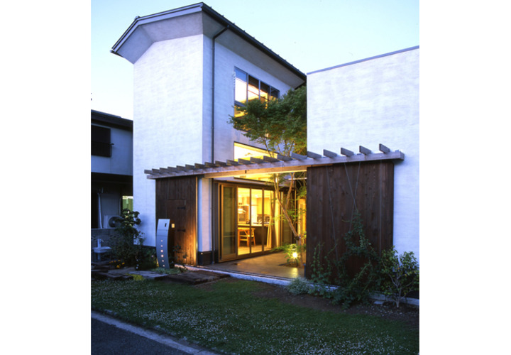 道路より一歩下がってシンプルに装う