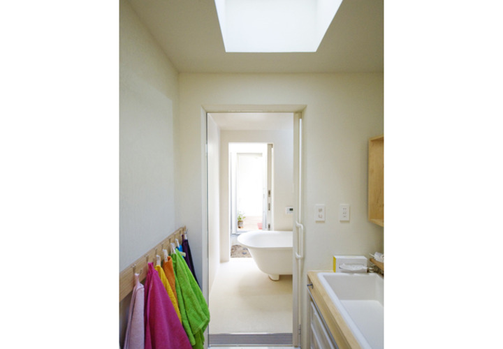 浴室とその向こうに中庭