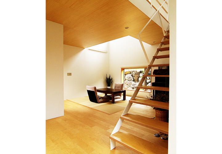 リビングから吹きぬけ下の畳スペースをみる