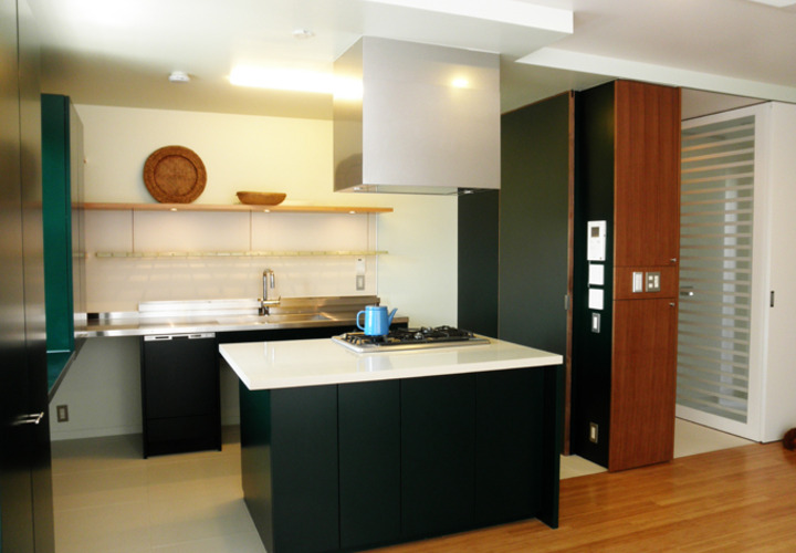 カウンターにもなる、みんなが集まるアイランドキッチン