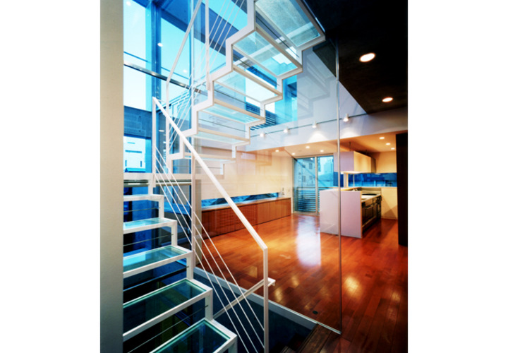 透明階段から居間を見る