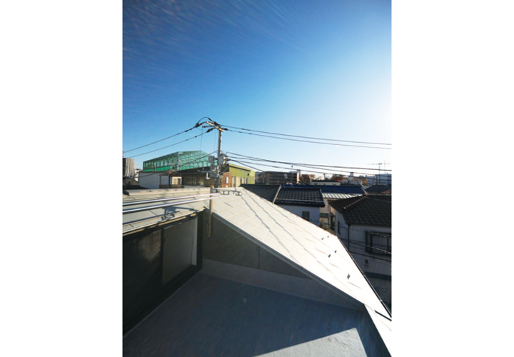 腰高の窓からでる月見台