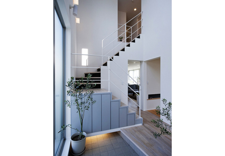 上部を吹抜とした明るい玄関に設けた階段