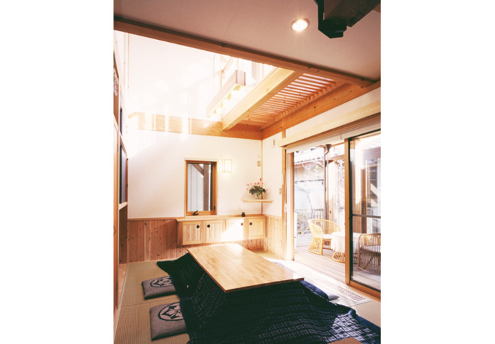 掘り炬燵とタタミで家族がくつろぐ茶の間