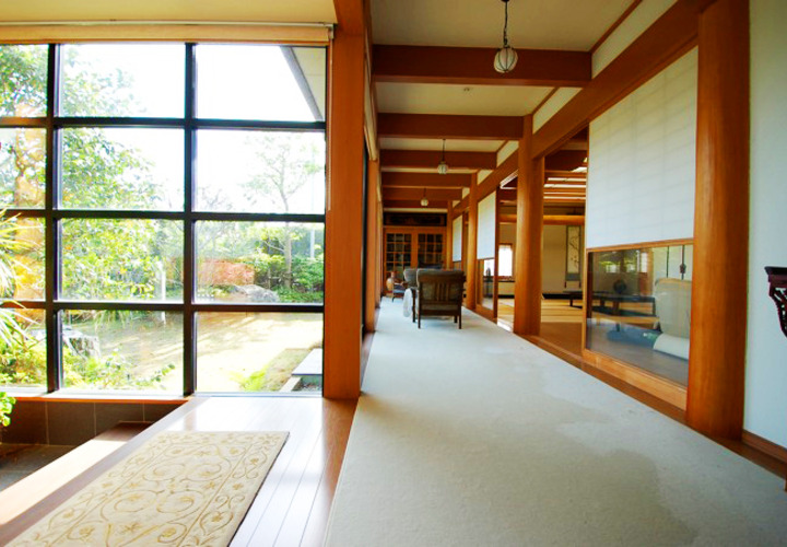 玄関から南広縁をとおして突き当りの書庫をみる