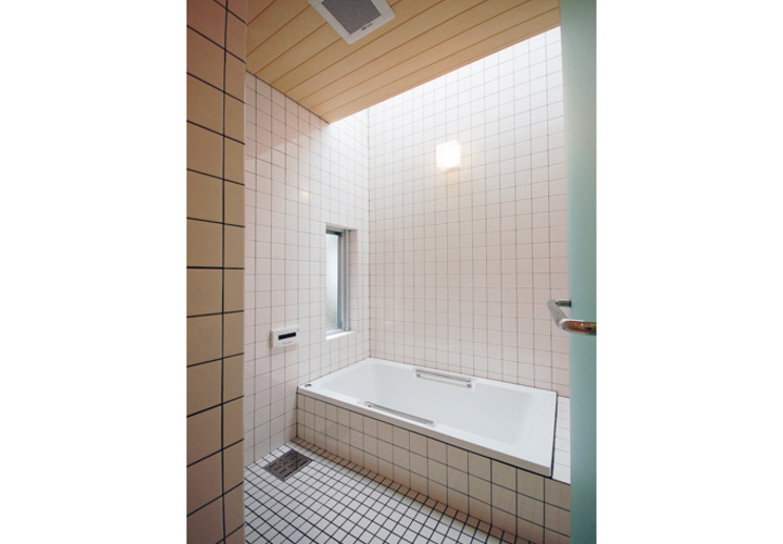 トップライトのある浴室