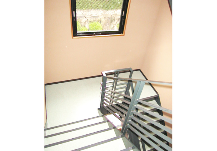 共同住宅の鉄製階段