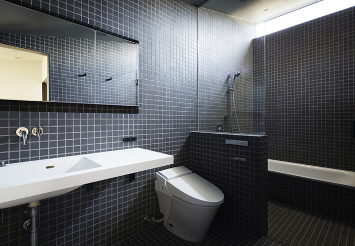 ハイサイドライトの差し込む洗面所と浴室