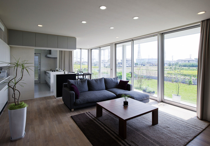 天井までのサッシュが特徴のシックでモダンなLDK