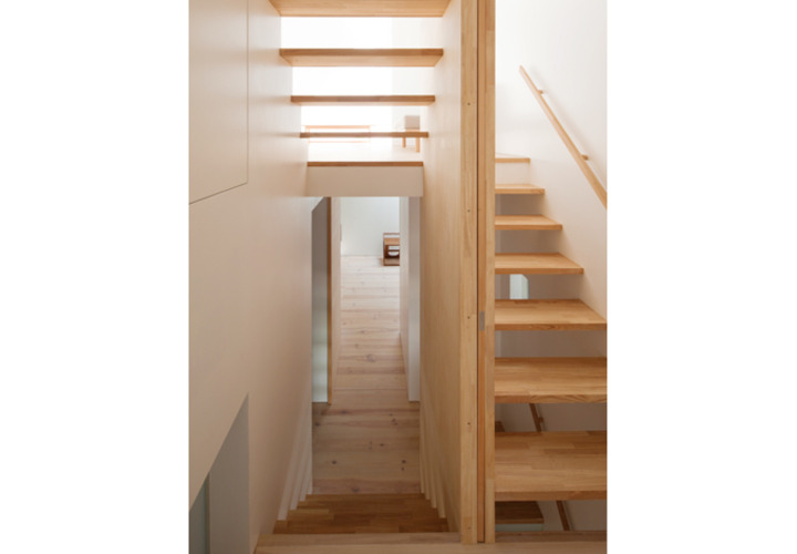 光の道と視覚の変化を楽しむ階段