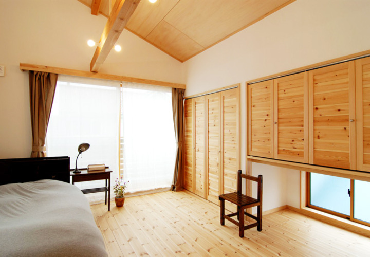 屋根形状そのままの勾配天井となっている主寝室