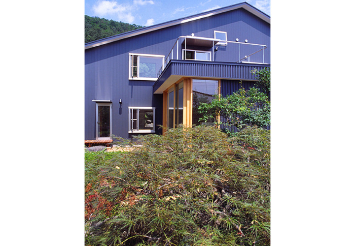 既存の庭（庭１）からみた外観