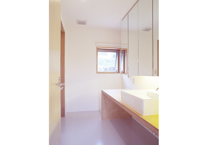 カウンターを広く取った洗面室