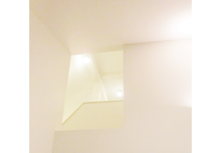 ダイニングの勾配天井の吹抜けと小窓