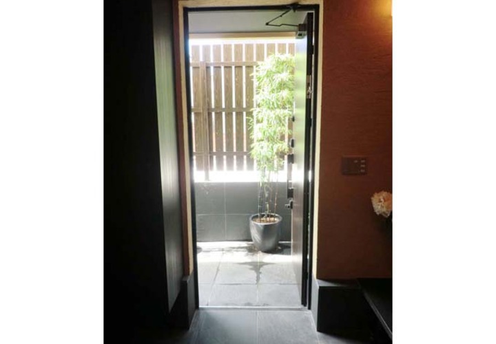 アプローチから続く土間が美しい、落ち着いた玄関土間