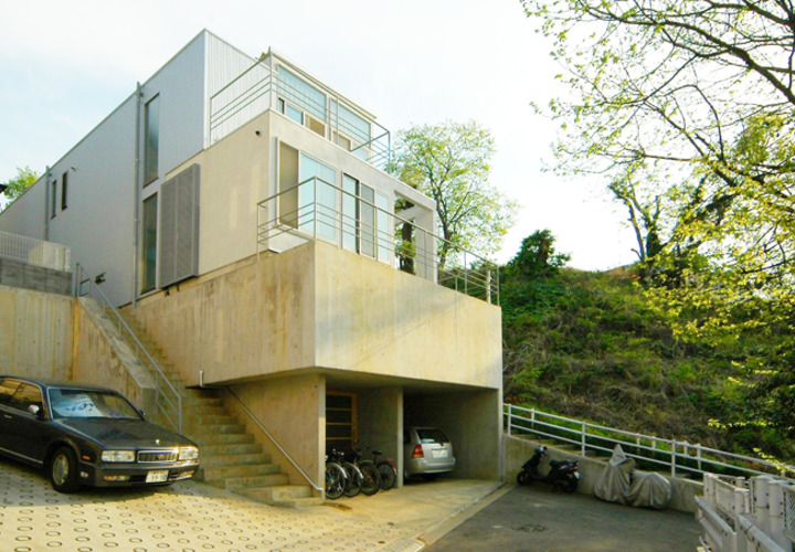 西側の雑木林法面が西日を防ぎ、視線を遮断する