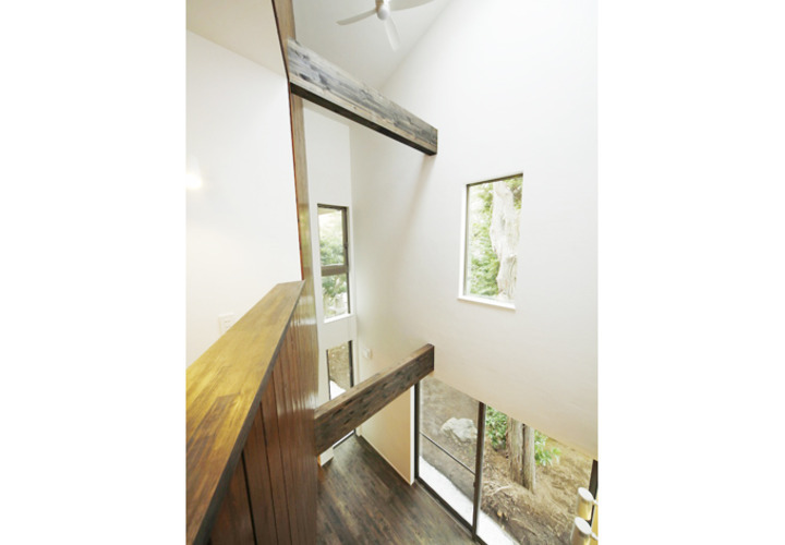 吹抜けと連続する庭