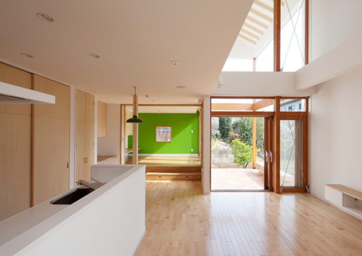 吹抜けのある白い家