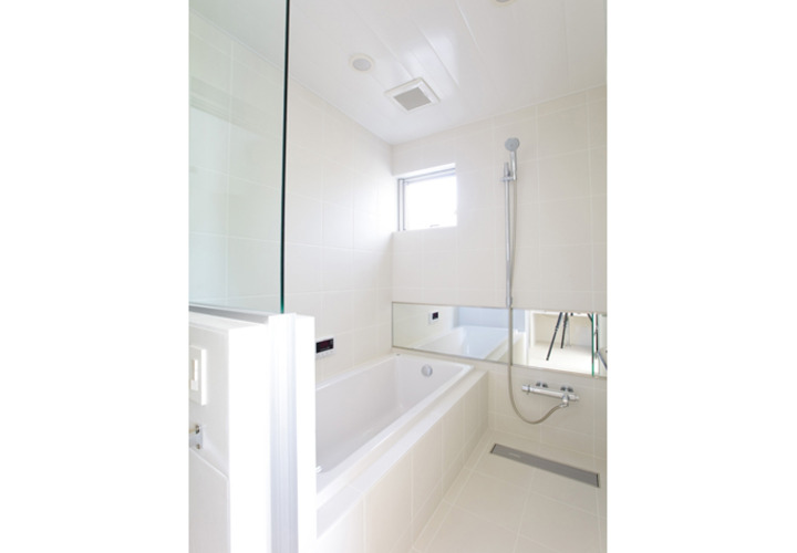 白で統一した浴室