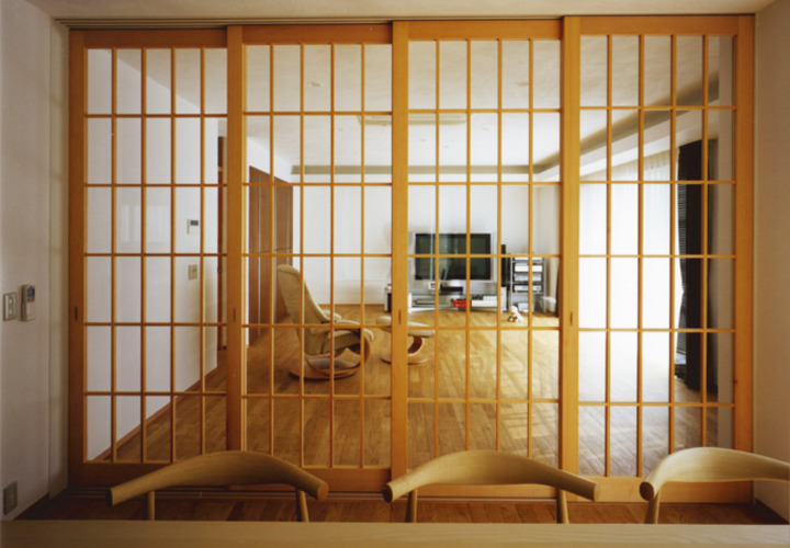 格子戸を閉じてコンパクトなダイニング