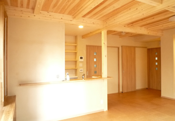 耐震性を兼ねた杉厚板の天井