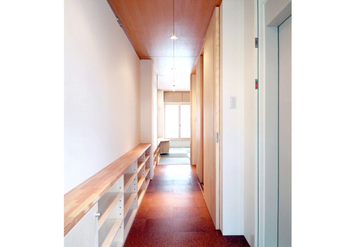 小さな収納棚と絵画掛を設けた各階廊下