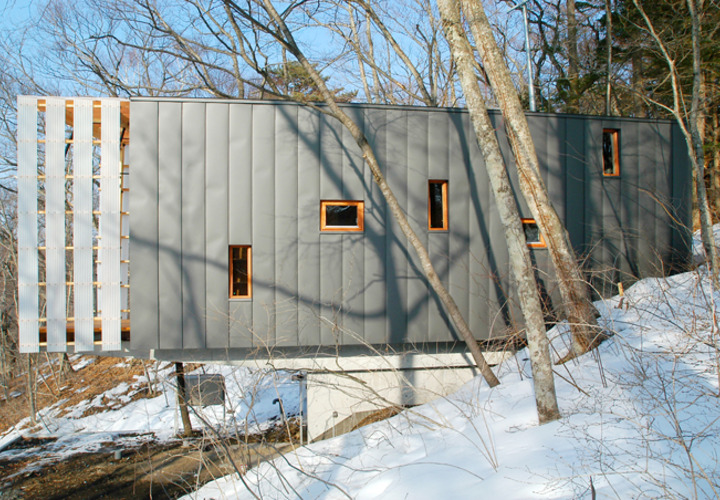 別荘のメイン道路からのアプローチの南側外観