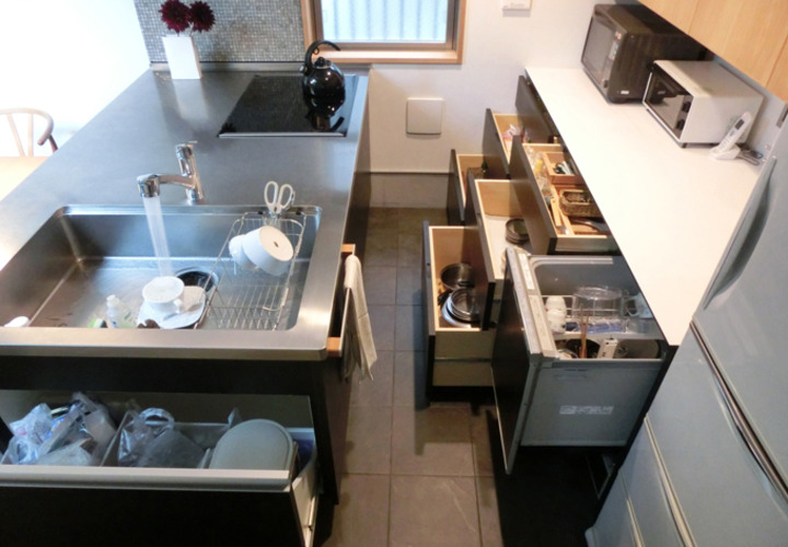 コンパクトで機能的なオリジナルキッチン