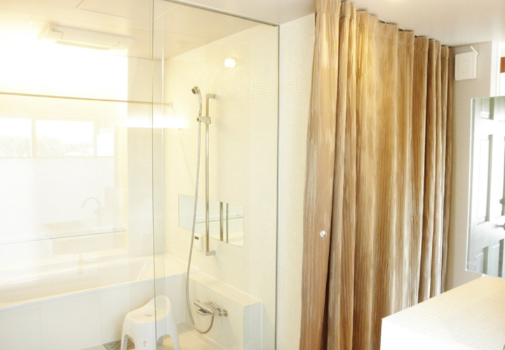 ガラス吊引戸の浴室入口