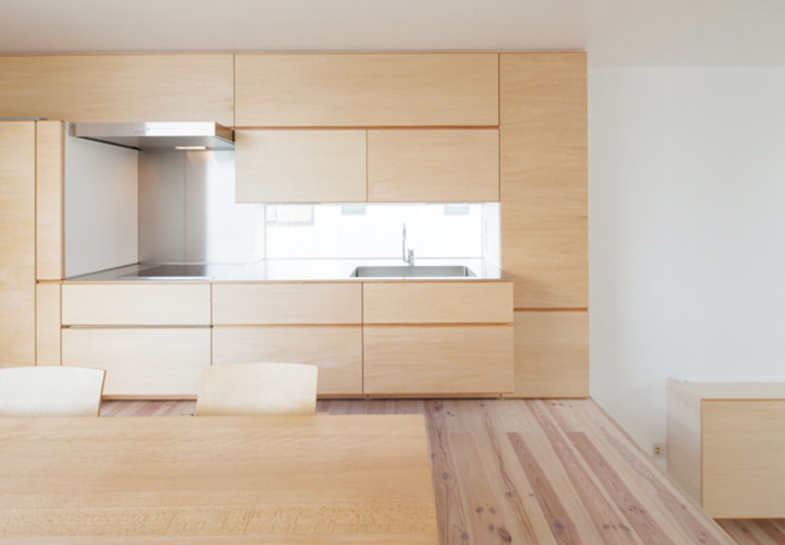 足下を浮かせたキッチンカウンター