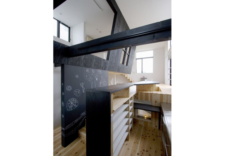 キッチンからリビングへ続く段差を利用した空間