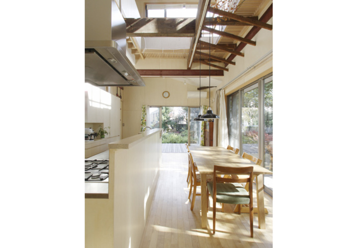 吹抜けの下のキッチンとダイニング