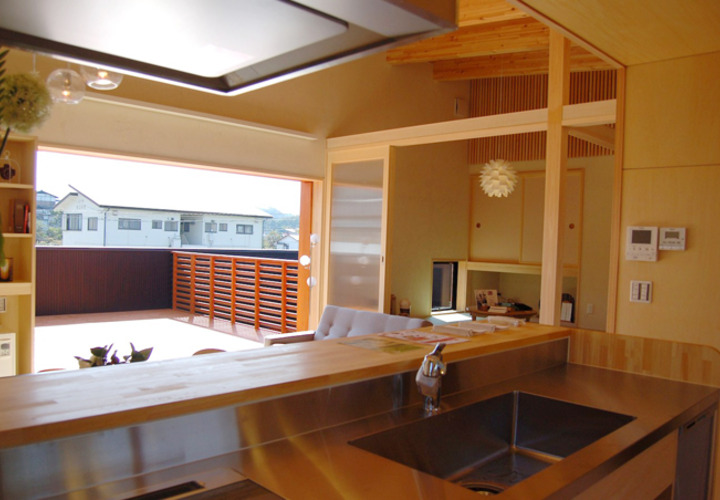 台所よりリビング・茶の間・外部デッキを望む