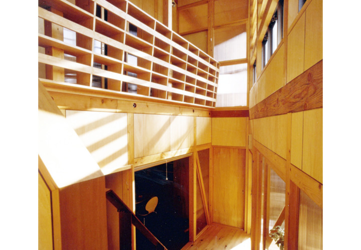 太陽光が燦々と降り注ぐ吹き抜け空間