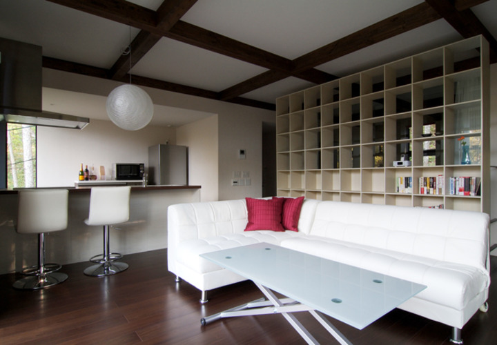 部屋を間仕切る収納棚