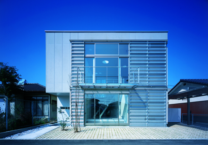 無機質な素材感でデザインをまとめた外観