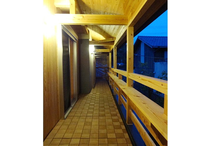 洗濯物の見えない花台付きのバルコニー