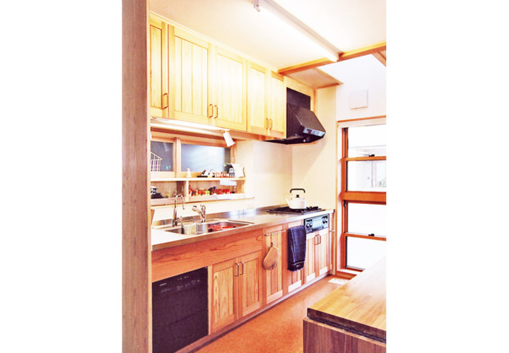 地元のスギ材を使った造り付け流し台