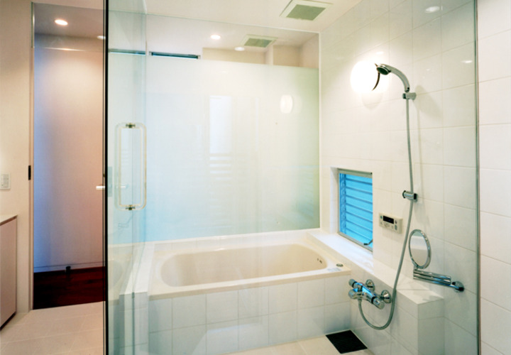 明るくコンパクトな浴室