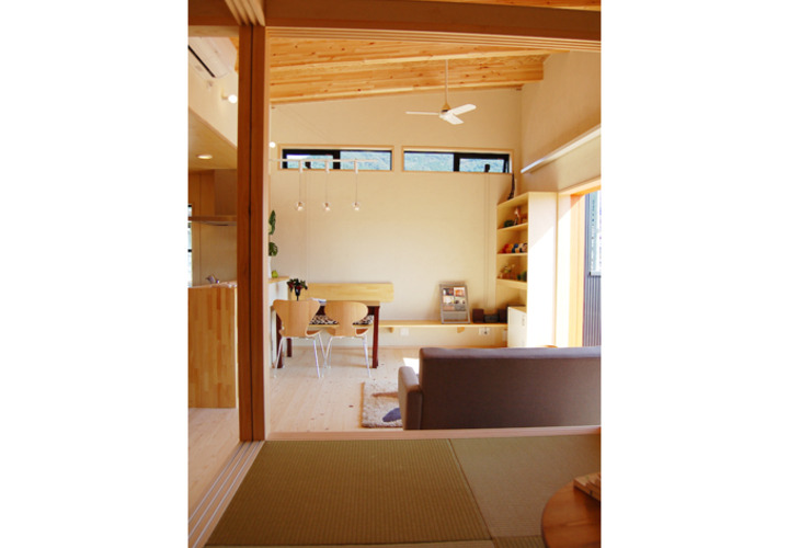 小上がり和室より吹き抜けリビングを望む