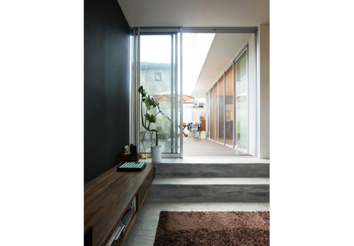 リビングから見るデッキ空間